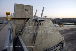 Image du Maroc Professionnelle de  Barrage Al Wahda deuxième plus grand barrage d'Afrique après Le haut barrage d'Assouan d'Egypte, but de l'ouvrage production d'électricité, irrigation et protection contre les crues, Jeudi 8 septembre 2005. (Photo / Abdeljalil Bounhar) 